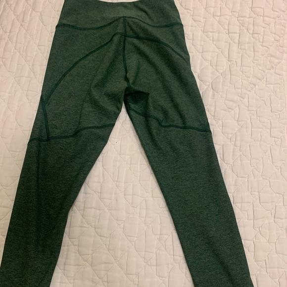 Outdoor voices green warm up 3/4 leggings size s - Picture 3 of 3